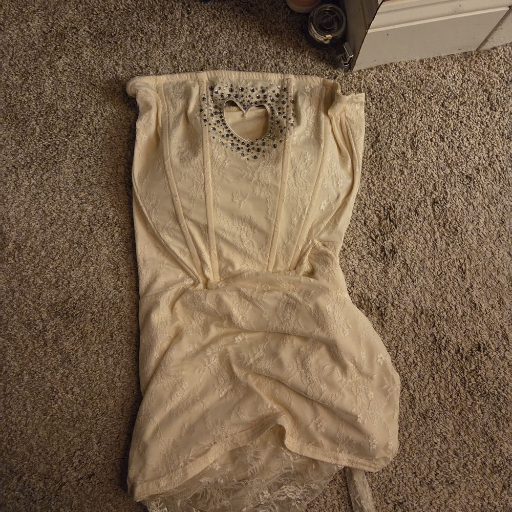 Sabrina Carpenter pale yellow heart rhinestone dress - Picture 2 of 5